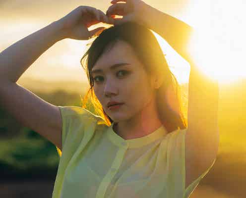 乃木坂46田村真佑、神秘的な表情で魅了 1st写真集先行カット第12弾解禁<恋に落ちた瞬間>