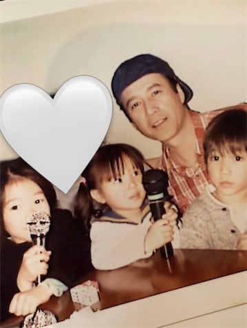 草刈正雄の次女・草刈麻有、幼少期の家族ショット公開 若い‟まさおさん”がイケメンすぎると話題