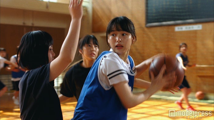 岡山の奇跡 桜井日奈子 バスケットボールの見事な腕前を披露 モデルプレス