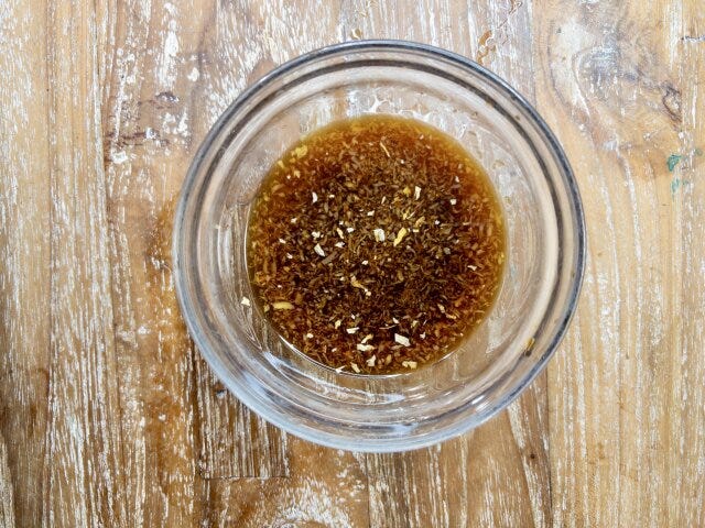 合わせ調味料の材料を混ぜ合わせておきます。 合わせ調味料の材料を混ぜ合わせておきます。