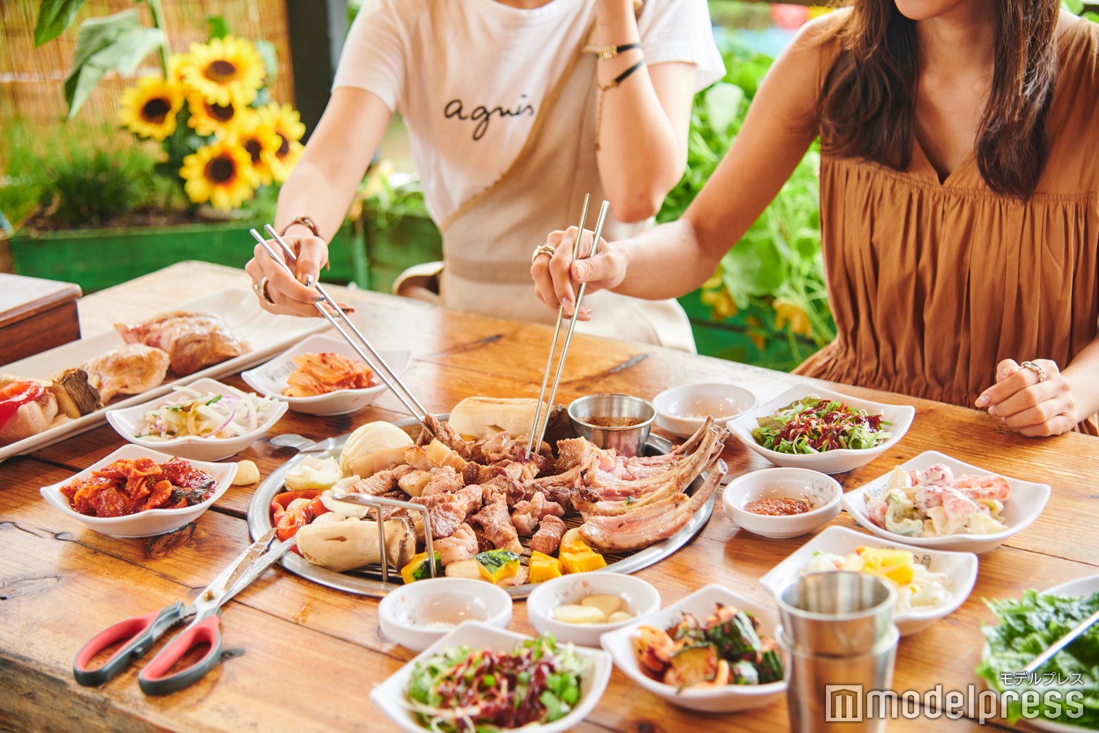 鉄板からあふれんばかりのお肉（C）モデルプレス