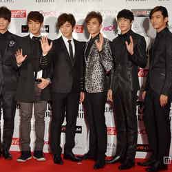 2PM（左から：チャンソン、ジュンス、ジュノ、ウヨン、ニックン、テギョン）