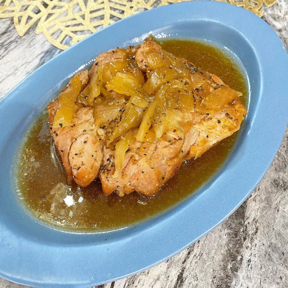 コストコのチキンステーキをお皿に盛った写真