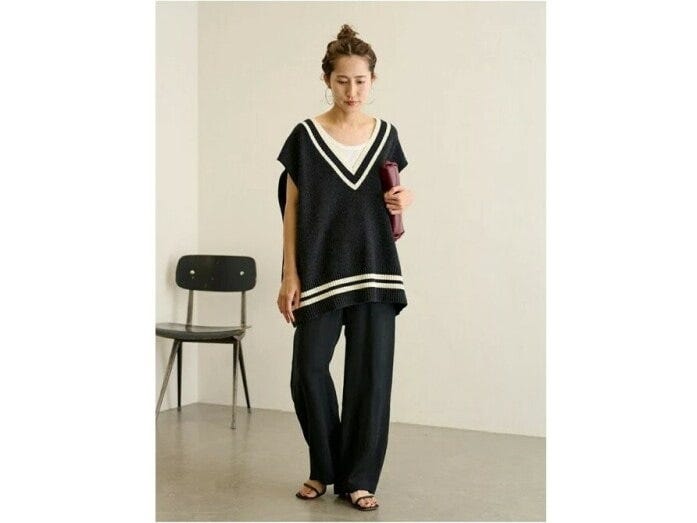 ゆったりした黒のパンツにベストを重ねて秋を先取りしたコーデに　出典：WEAR