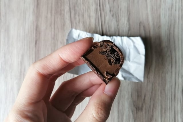 半分にカットした、成城石井「プラリネカカオ」