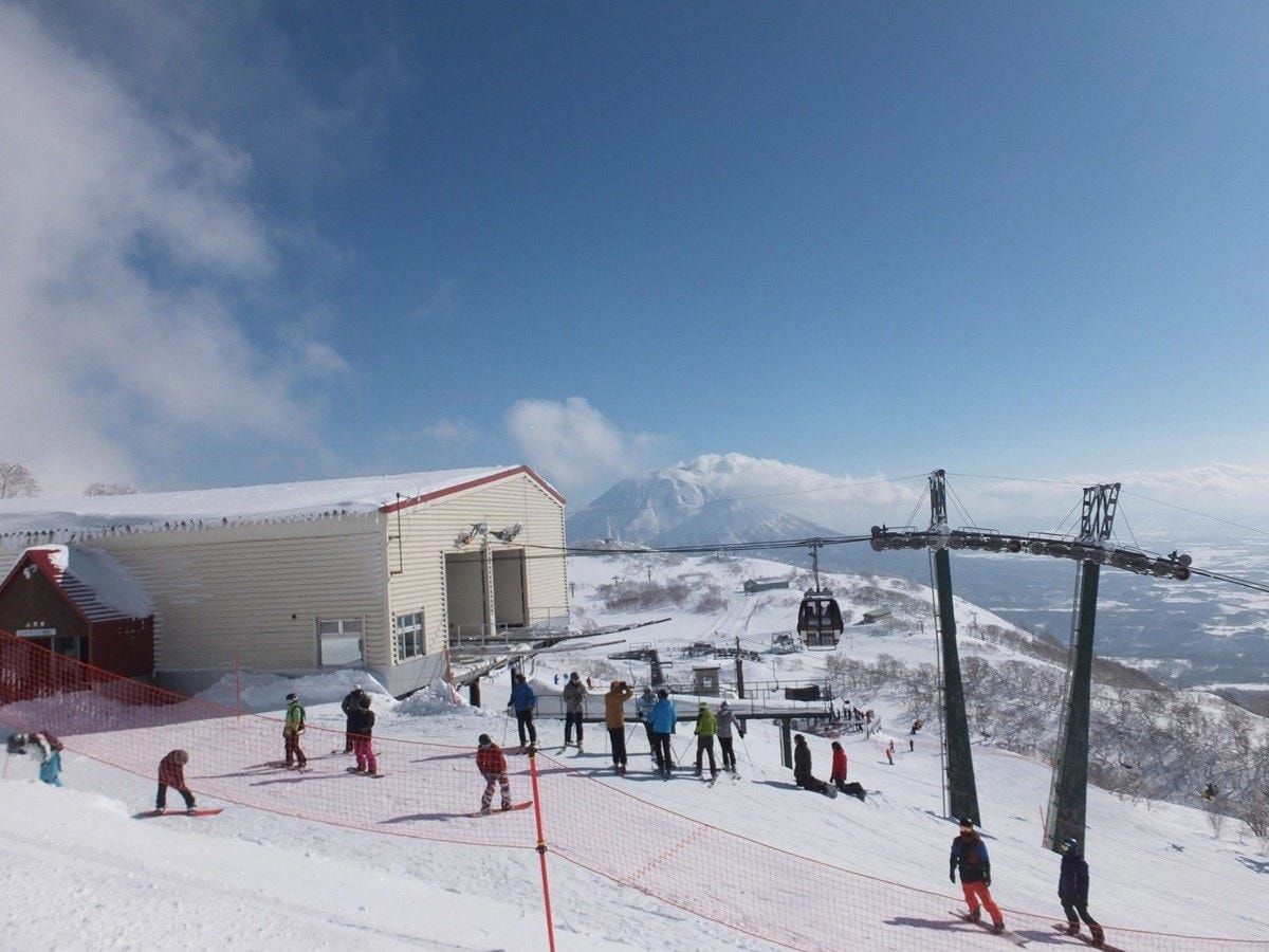 ゴンドラ降り場より羊蹄山を望む（写真提供：ニセコアンヌプリ国際スキー場）