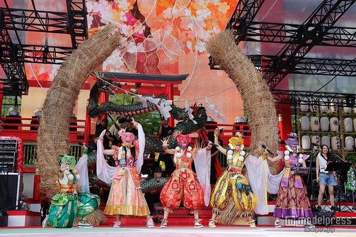 ももいろクローバーZ/Photo by HAJIME KAMIIISAKA+Z