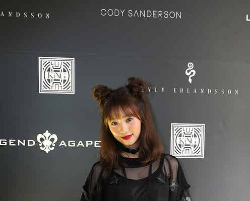 逆輸入女優・池端レイナ、“クマ耳”ヘアにへそ出しが可愛すぎ