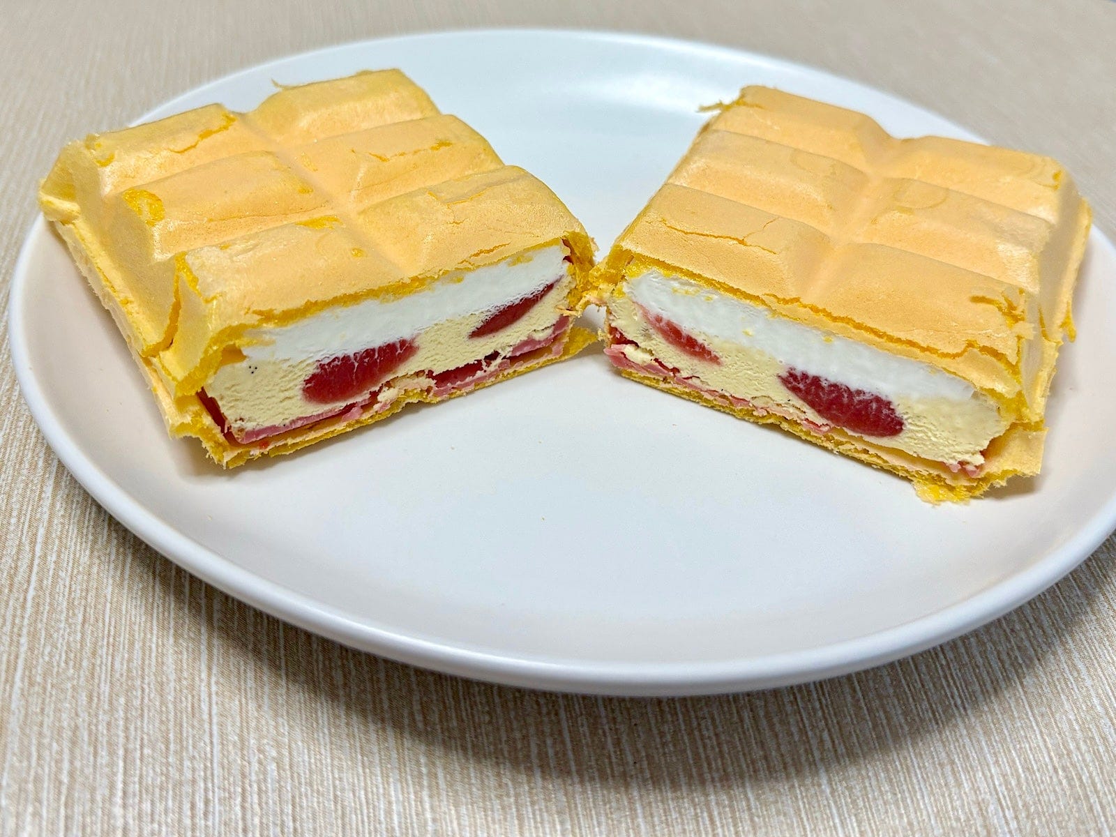 カットしてみるとまるで、いちごケーキのような断面。まるでケーキのようなアイス