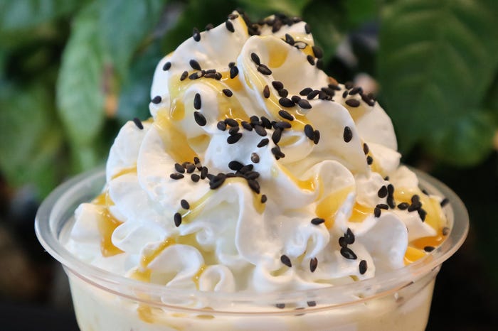 トッピングされた黒ゴマとスイートポテトシロップ(C)モデルプレス