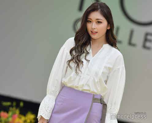 ゆうちゃみ、大人っぽさ漂う キュートなお手振りで魅了<神コレ2023S/S>