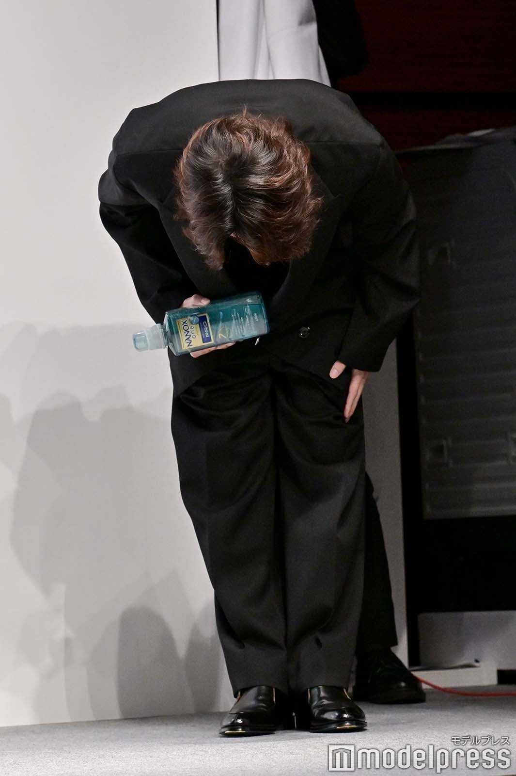 深々とお辞儀する横浜流星（C）モデルプレス