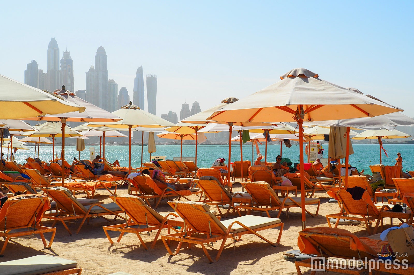 たくさんのパラソルが並ぶ光景がフォトジェニックなホテル専用ビーチ（C）モデルプレス