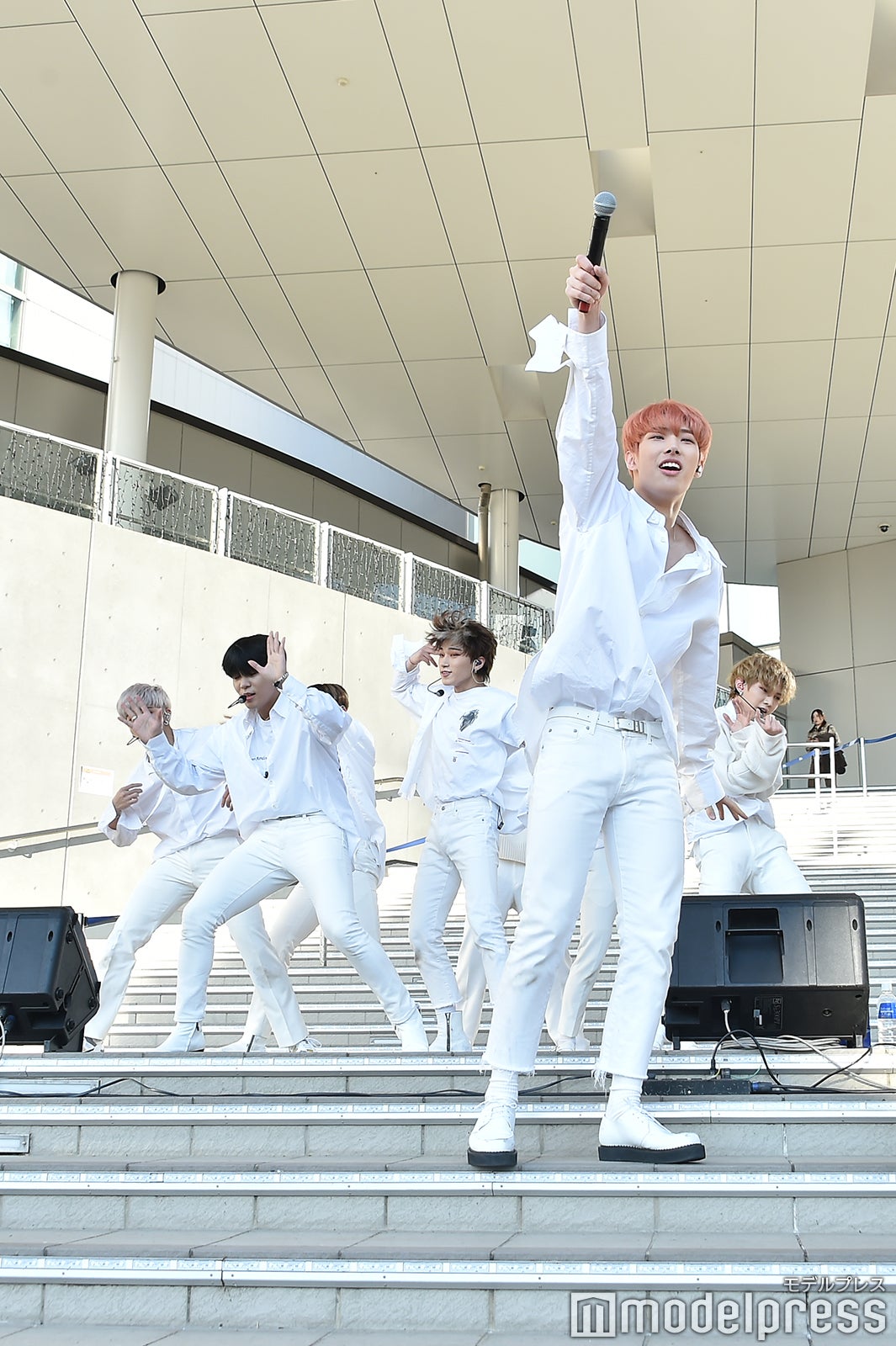 音が止まってしまっても観客をあおりながらパフォーマンスを続けるメンバー（C）モデルプレス