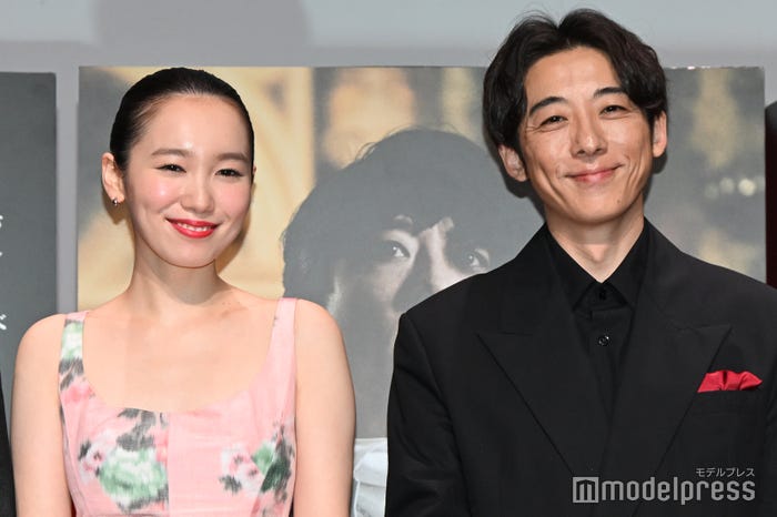 飯豊まりえ、高橋一生(C)モデルプレス