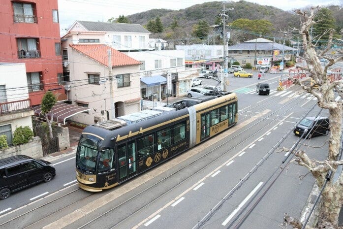MOMO2は岡山城リニューアルをPRするラッピング車両として運行中