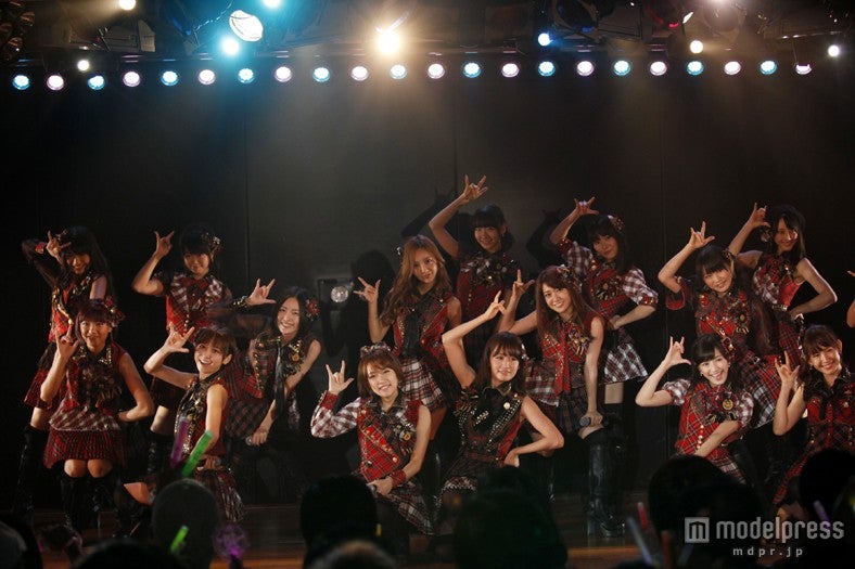 「AKB48劇場 前田敦子卒業公演」の模様（C）AKS