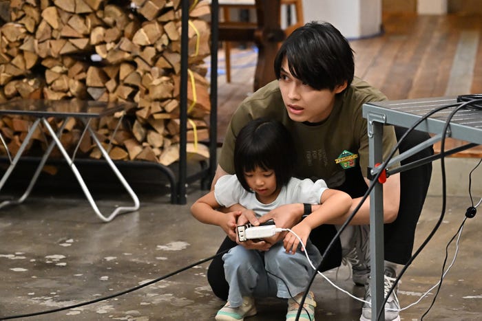 倉田瑛茉、松村北斗「西園寺さんは家事をしない」第9話より(C)TBS