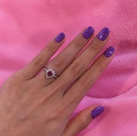 婚約指輪を披露/ぺこオフィシャルブログ(Ameba)より