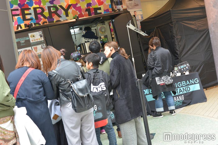 行列が出来ている「KRUNK×BIGBANG SOUP STAND」(C)モデルプレス