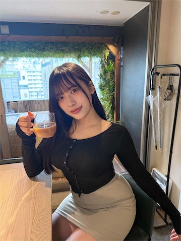 21歳"黒帯"グラドル、ムチっとカーディガン×ミニスカ私服に歓声「たまらん！」「美しい」