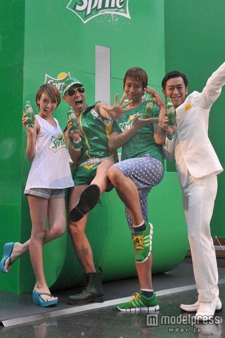 びしょ濡れになりながらもPR活動をした南明奈、レイザーラモンHG、楽しんご、ムーディ勝山