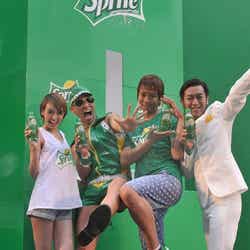 びしょ濡れになりながらもPR活動をした南明奈、レイザーラモンHG、楽しんご、ムーディ勝山