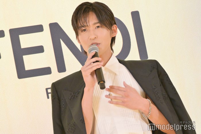 鳥肌が立つほど緊張しながら契約書にサインした目黒蓮(C)モデルプレス