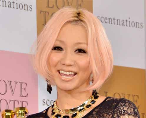 倖田來未、ランジェリー風ドレスでボディラインあらわ 夫&子供についてコメント