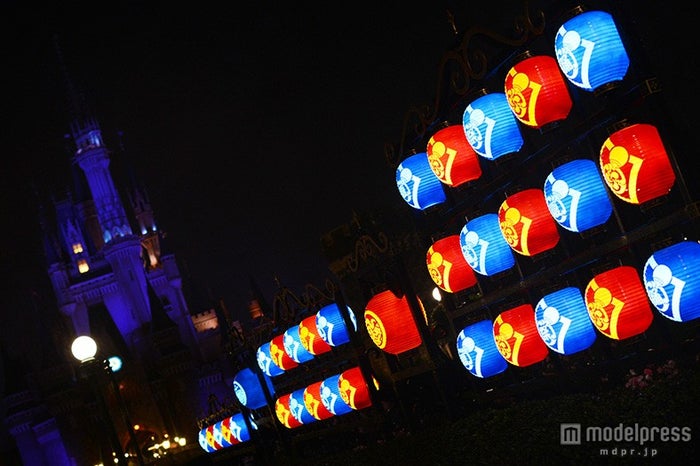 ディズニー 夏祭りムード満点のパーク昼夜比較 モデルプレス ディズニー 夏祭りムード満点のパーク昼夜比較 モデルプレス