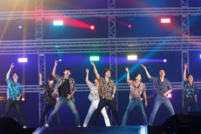 (左から)スホ、ベクヒョン、チャンヨル、カイ、チェン、セフン、D.O.、シウミン(写真提供:avex)