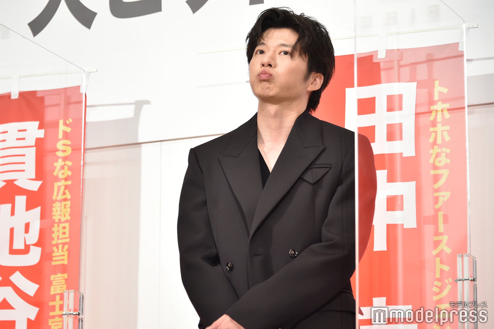 貫地谷しほりに選んでもらえず拗ねてしまった田中圭（C）モデルプレス