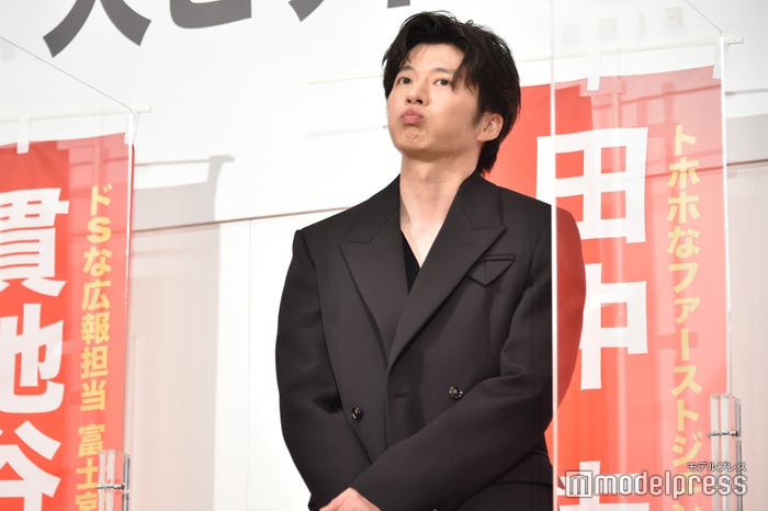 貫地谷しほりに選んでもらえず拗ねてしまった田中圭(C)モデルプレス