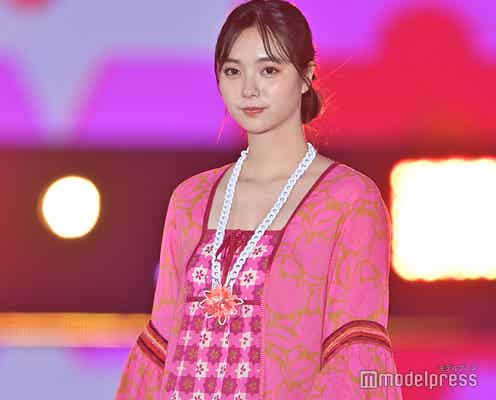新川優愛、美デコルテ披露 春のピンクコーデでランウェイ<GirlsAward 2022 S/S>
