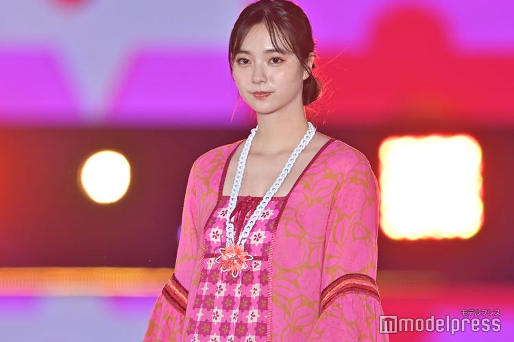 新川優愛 美デコルテ披露 春のピンクコーデでランウェイ Girlsaward 22 S S モデルプレス 新川優愛 美デコルテ披露 春のピンクコーデでランウェイ Girlsaward 22 S S モデルプレス