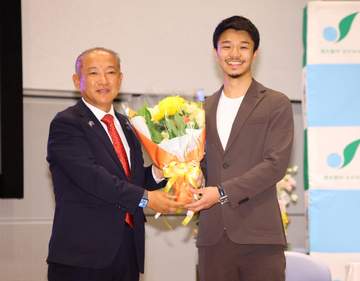 プロゴルファーと結婚の中谷潤人、相模原市長から祝福「女性上位の方がうまくいく」再起報告会でファン250人からも祝福で感謝「幸せを持ってファイトに」