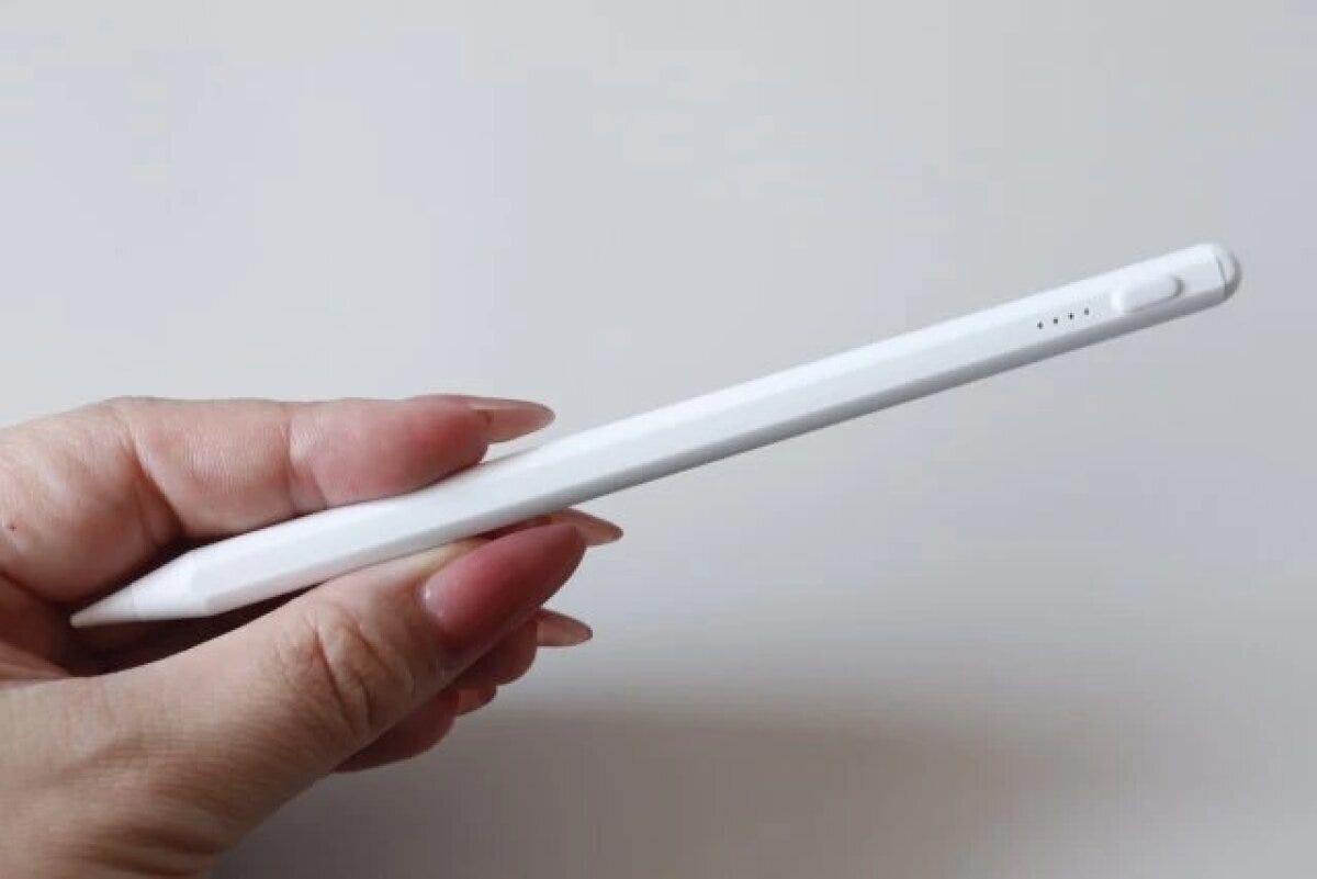 女性が白いタッチペンを右手で持っている