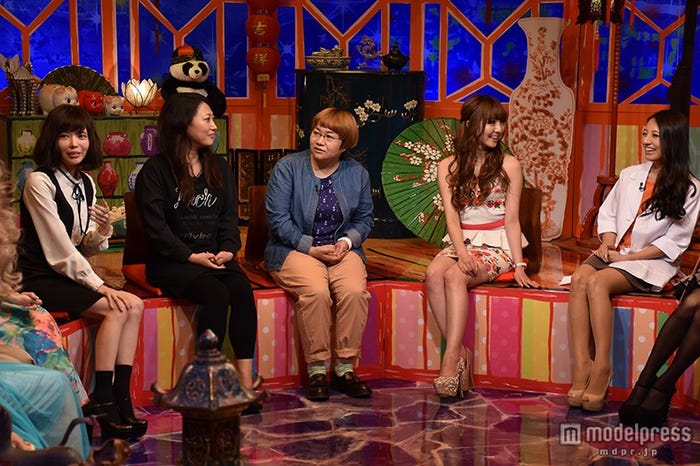 益若つばさ、友近、近藤春菜、如月あいみ、山名裕子/「カラット アゲアゲ」より(画像提供:読売テレビ)