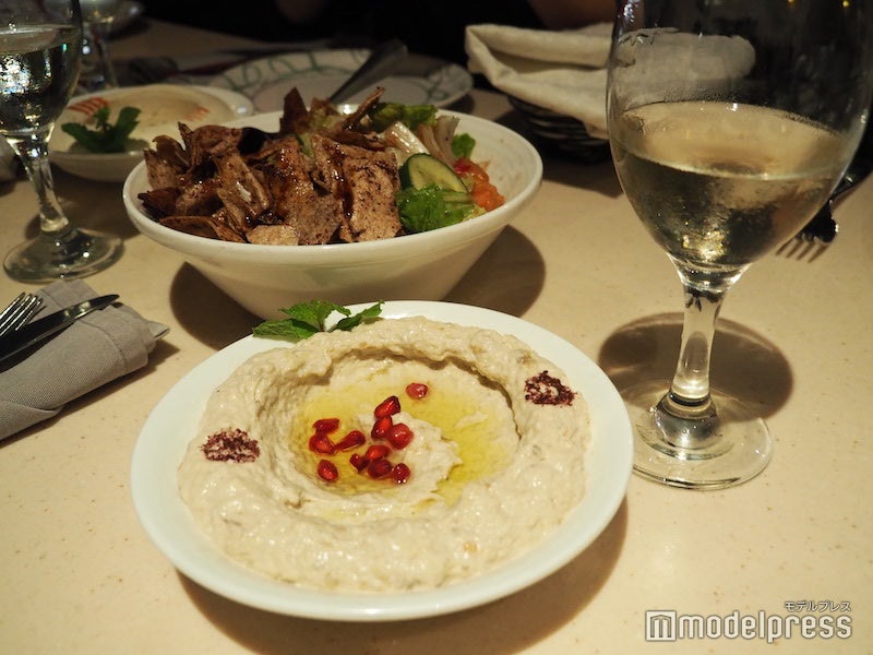 ドバイならではの料理もラインナップが充実していて美味しい、写真はフムス（ひよこ豆のペースト）（C）モデルプレス
