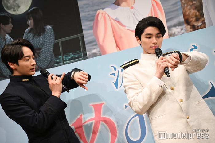 小道具の時計を改めて見つめてみる小関裕太、本田響矢(C)モデルプレス