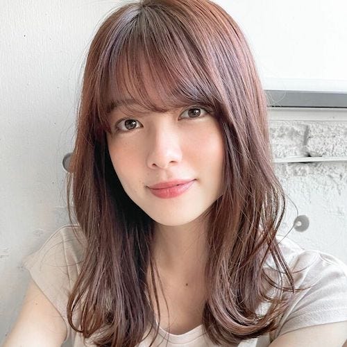 前下がりミディアムで大人らしい髪型に 21年は旬のスタイルで垢抜けよう モデルプレス 前下がりミディアムで大人らしい髪型に 21年は旬のスタイルで垢抜けよう モデルプレス