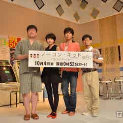 会見は、ゲームセンターを模した会場で行われた。（左から）佐藤二朗、波瑠、田中圭、浜野謙太
