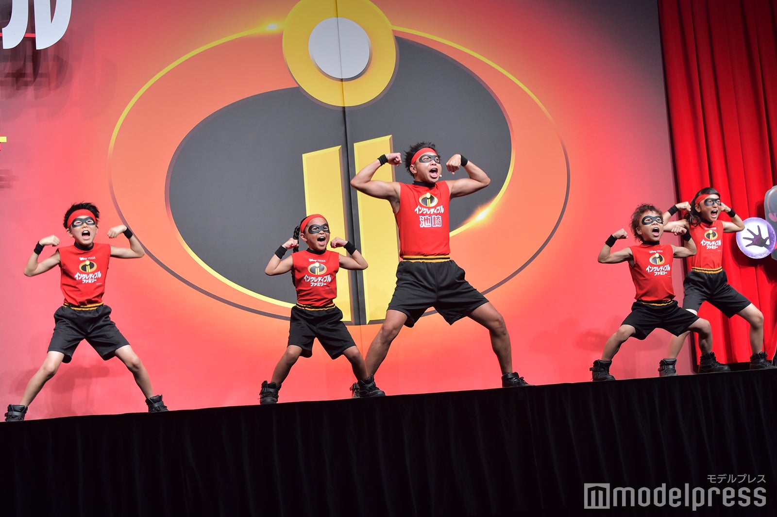 インクレダンスを踊る“インクレディブル池崎”とキッズたち （C）モデルプレス