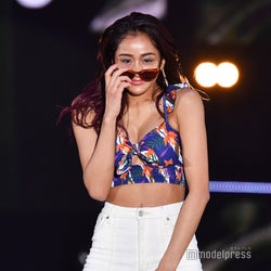テラスハウス・maaaya、美谷間チラ見せリゾートコーデがSEXY<GirlsAward 2019 SPRING/SUMMER>