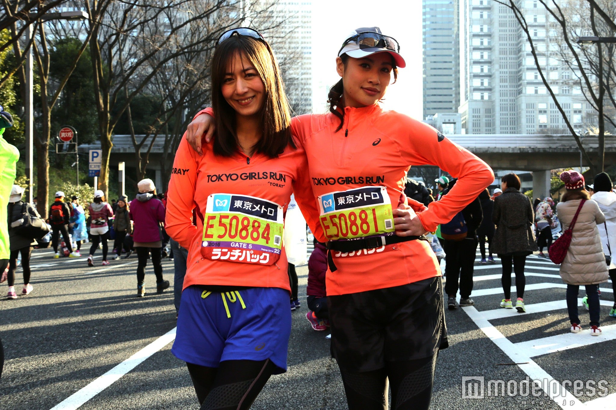 出走前に笑顔を見せる2人（左）宮河マヤ、（右）大木美佳／（C）東京マラソン財団