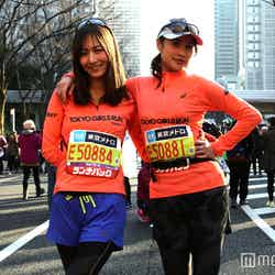 出走前に笑顔を見せる2人（左）宮河マヤ、（右）大木美佳／（C）東京マラソン財団
