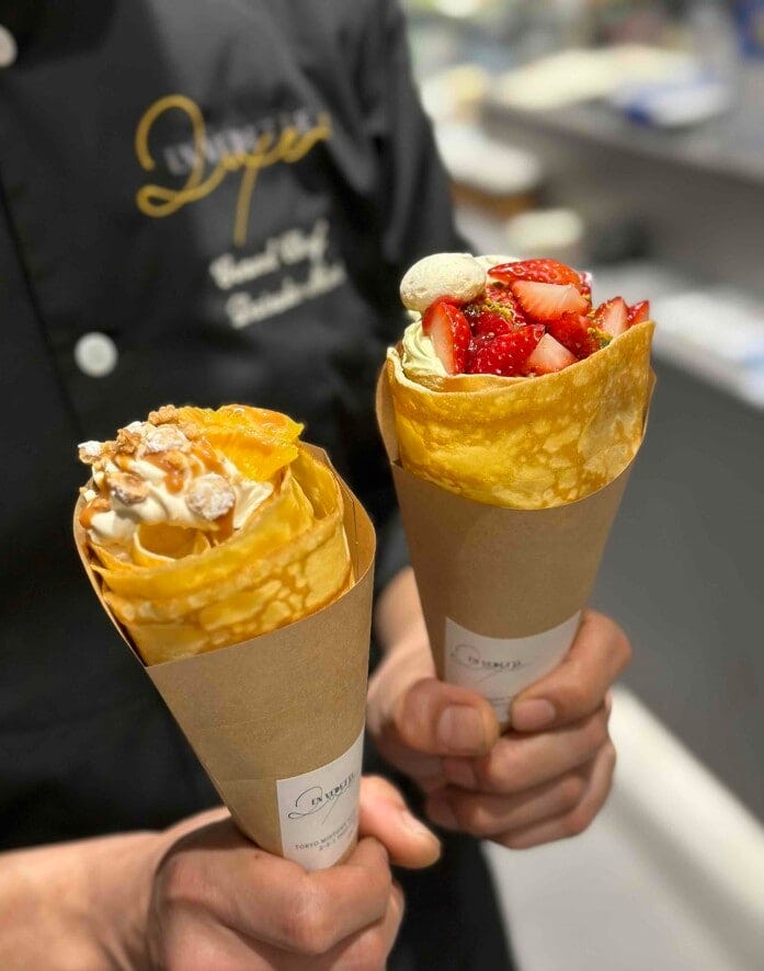 クレープ（右はフレーズピスターシュ1512円、左はキャラメルノワゼット1728円）