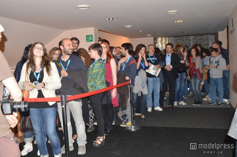 イタリアにて行われた映画「俺俺」のワールド・プレミアのチケットに並ぶ観客（C）2012 JStorm Inc．