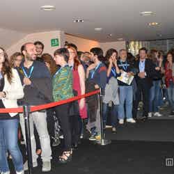 イタリアにて行われた映画「俺俺」のワールド・プレミアのチケットに並ぶ観客（C）2012 JStorm Inc．
