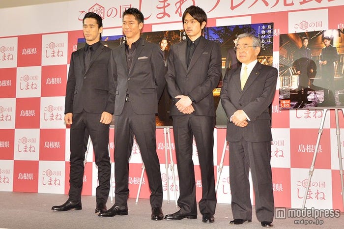 (左から)小林直己、AKIRA、青柳翔、溝口善兵衛島根県知事